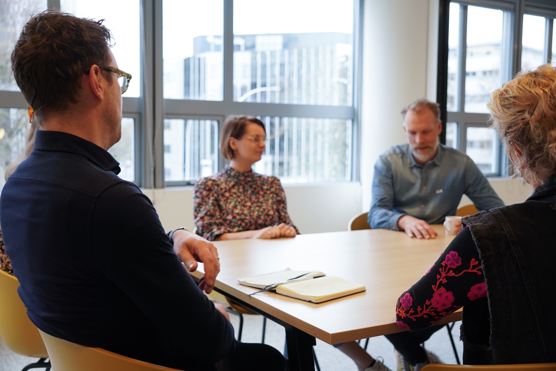 Opleiding schuldhulpverlening student in gesprek